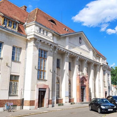 Debreceni Egyetem Klinikai Központ épülete fotó